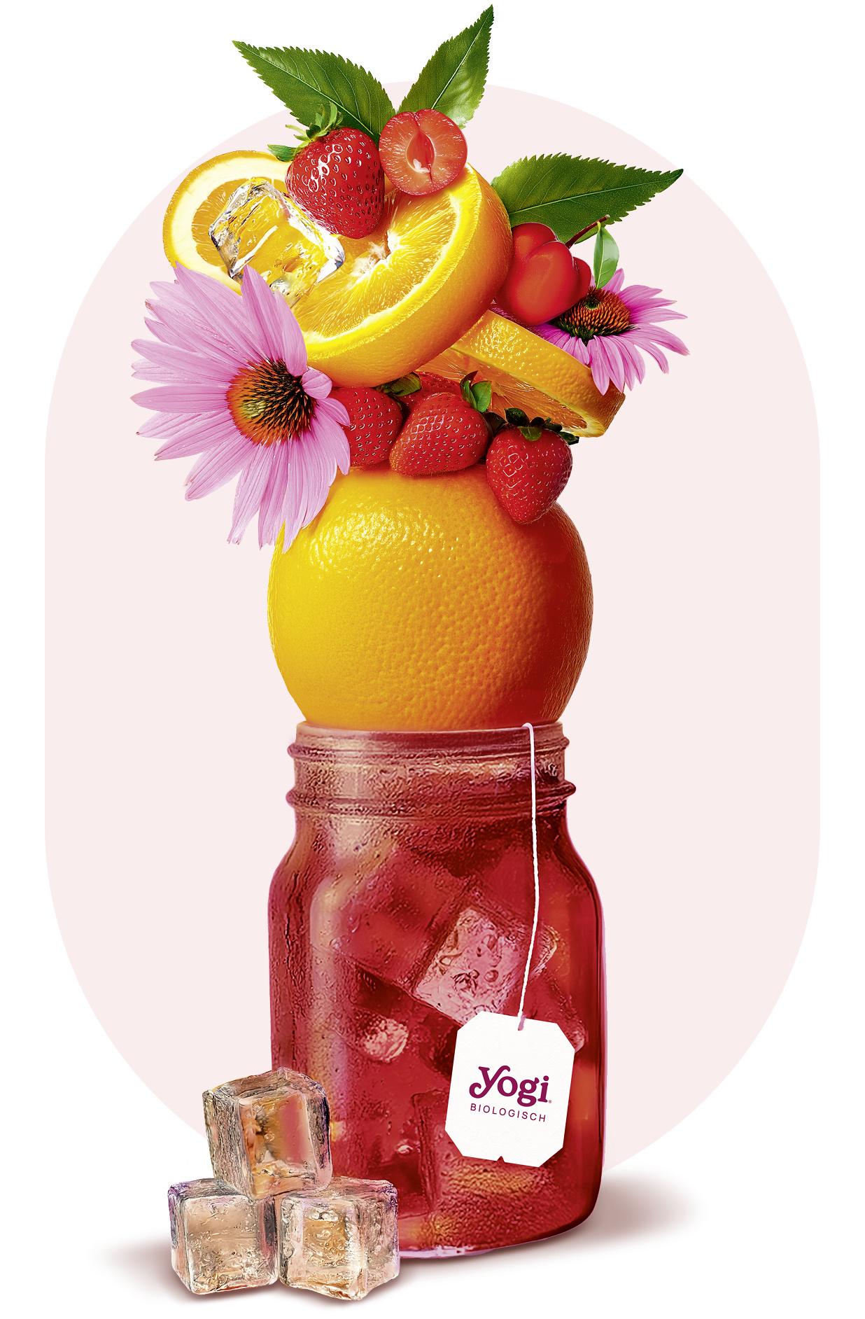 Verre plein de thé infusé à froid avec des fruits sur le dessus