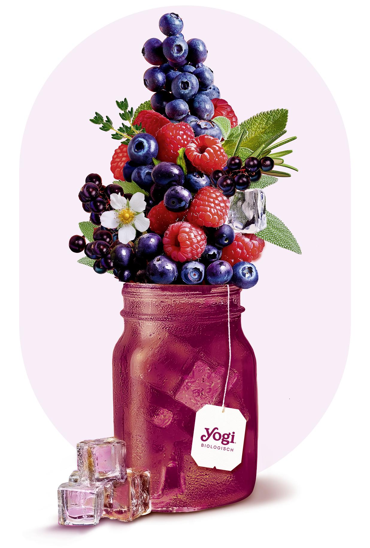 Glas voll mit kalt aufgebrühtem Tee, mit Früchten obenauf