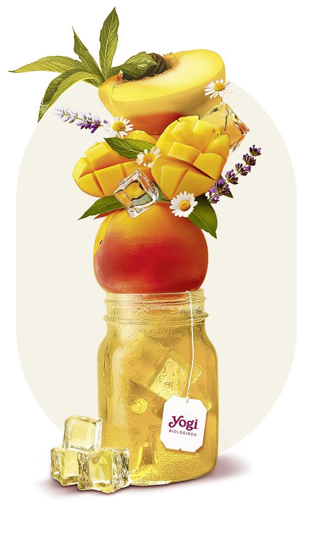 Glas voll mit kalt aufgebrühtem Tee, mit Früchten obenauf