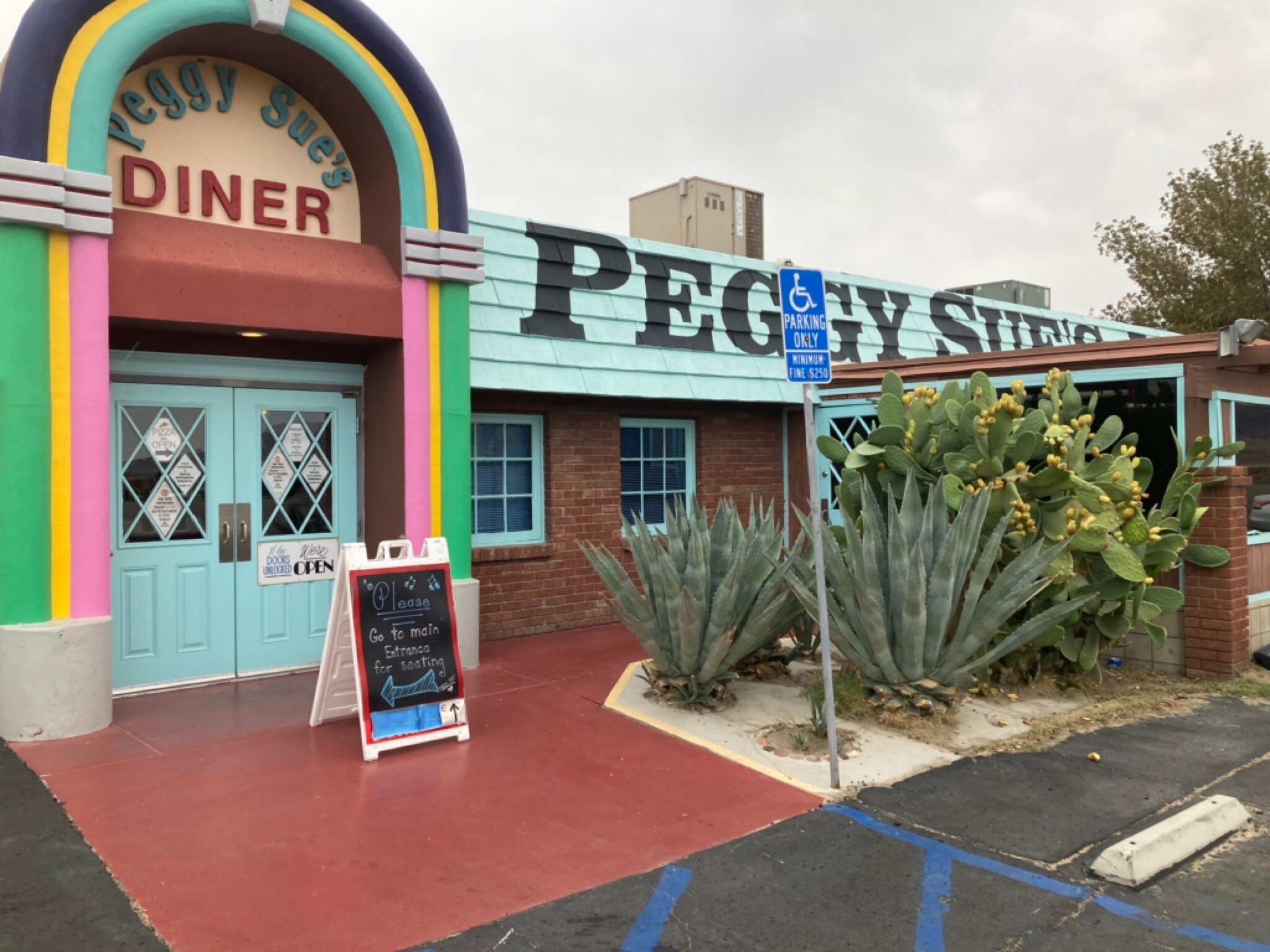 hh_peggy-sues-50s-diner_mid_189389_ken-riley_21-07-31_IsfY72Ad32JdbQ0i_4346f527146380229dc0423062d6e2a3.jpg .jpeg