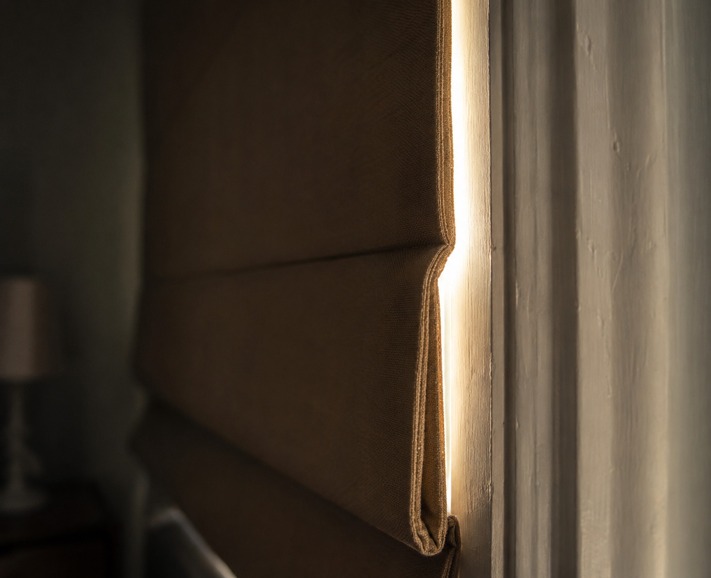 roman-blind-edge-gap-light.jpg