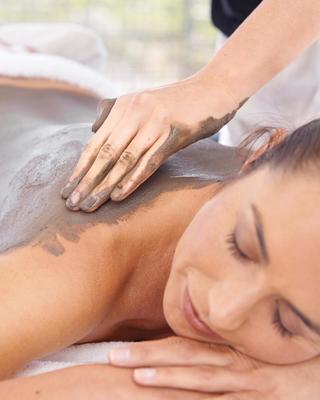 A woman getting a mud scrub at Canyon Ranch Fort Worth Spa