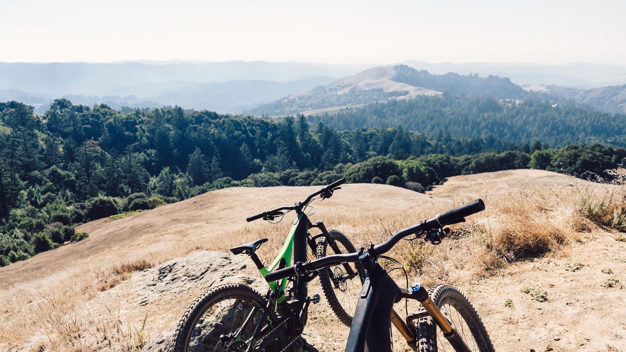 A photo of a moutain bike with a beautiful view