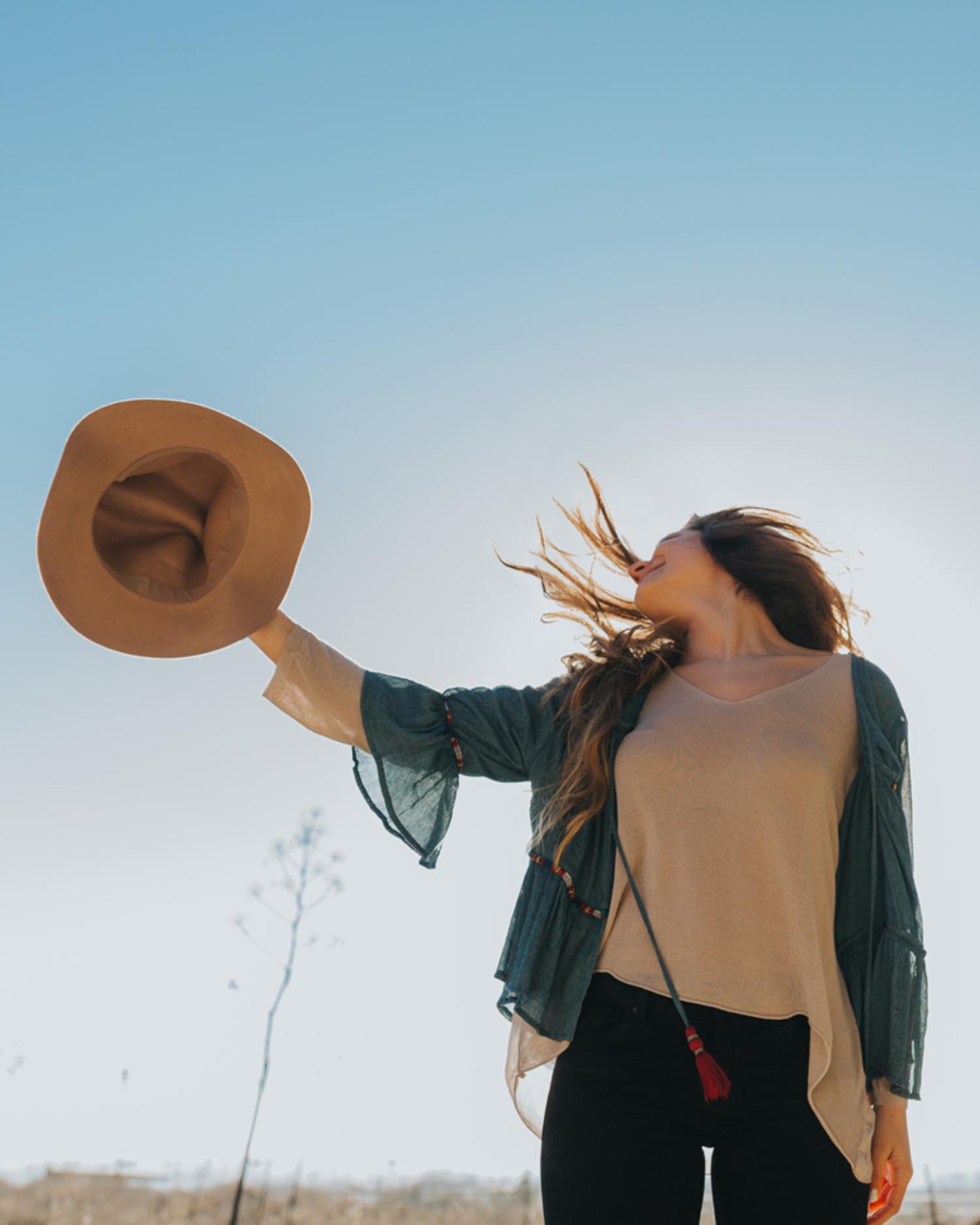 A woman with a cowgirl hat
