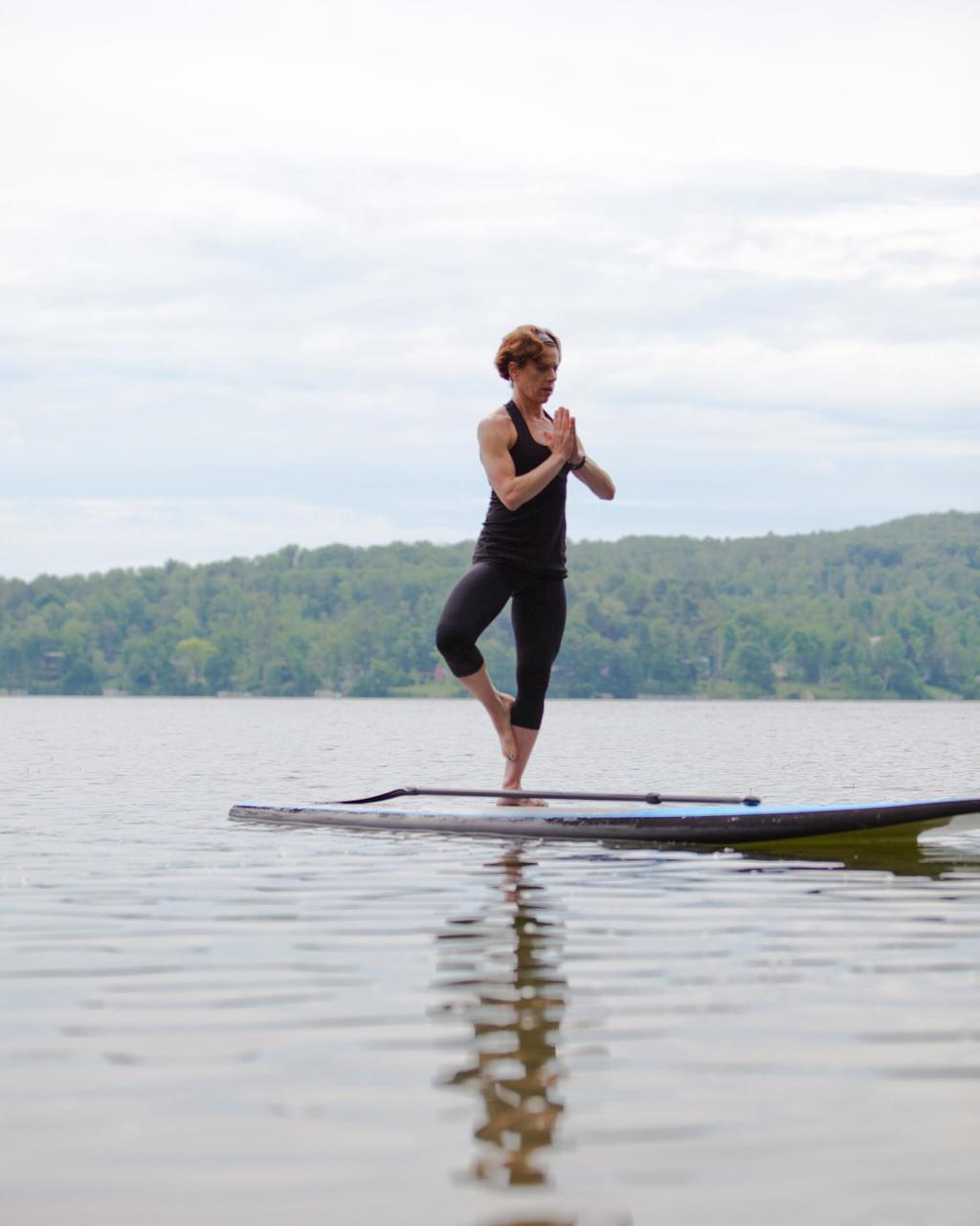 xxl_md_stand-up-paddleboard-yoga-workshop-lenox-canyon-ranch