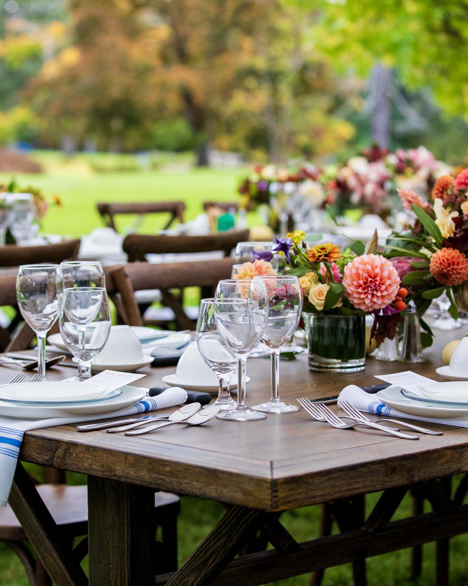 An al freso table with flowers