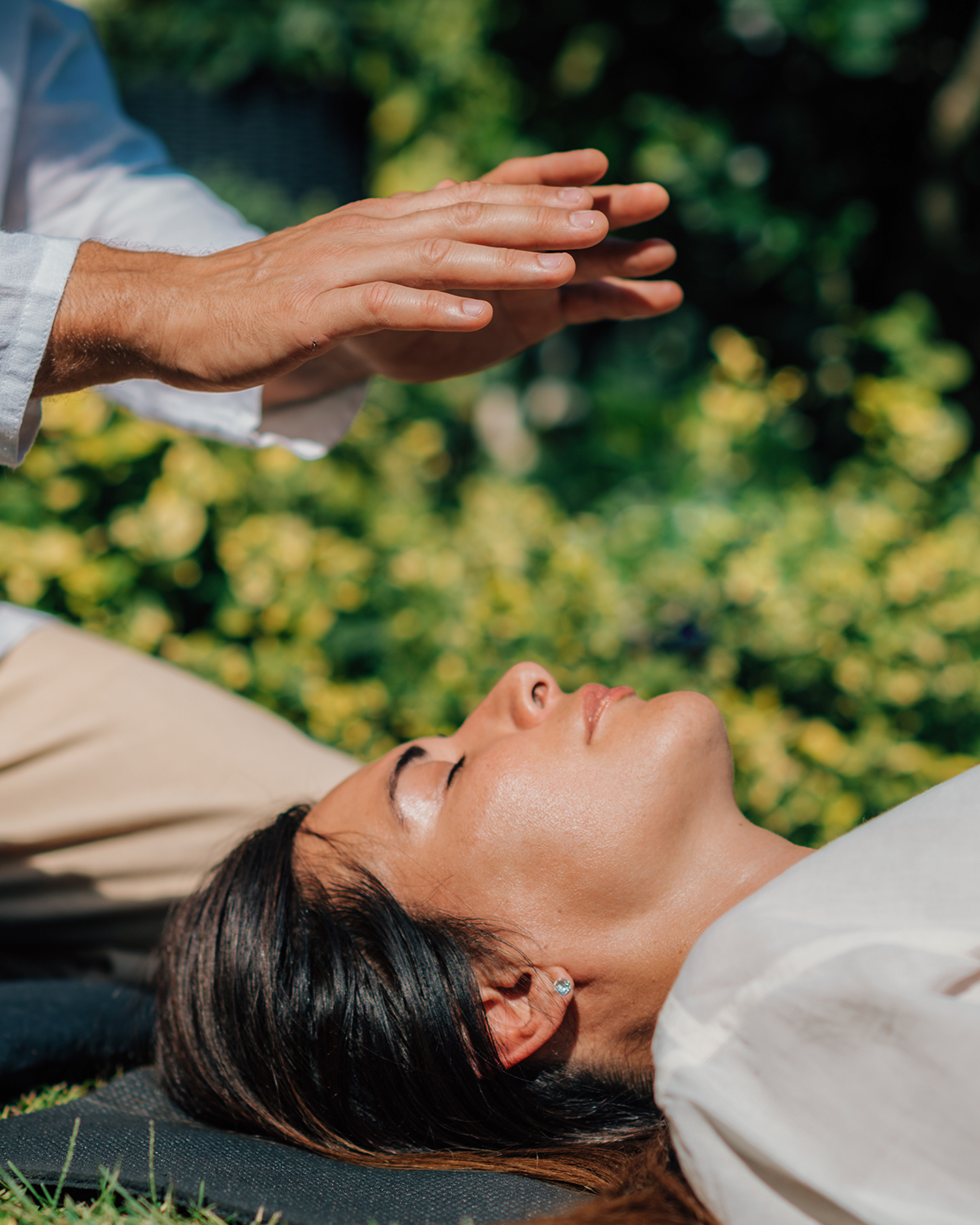 A woman getting Reiki treatment