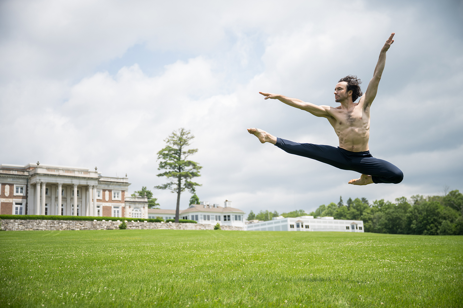 jacobs pillow performing arts dancer dancing on the great lawn at Canyon Ranch Lenox