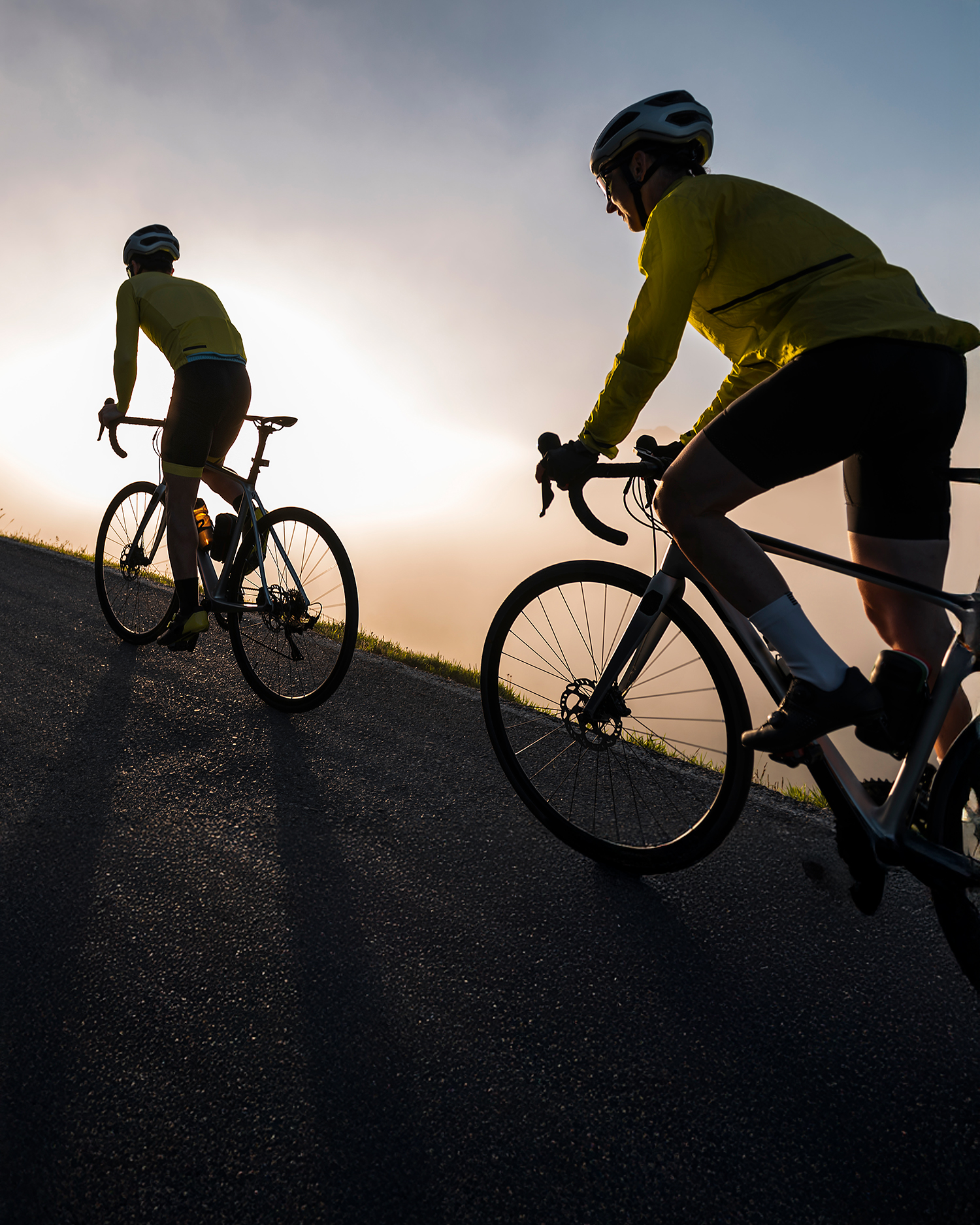 A man and woman mountainbiking