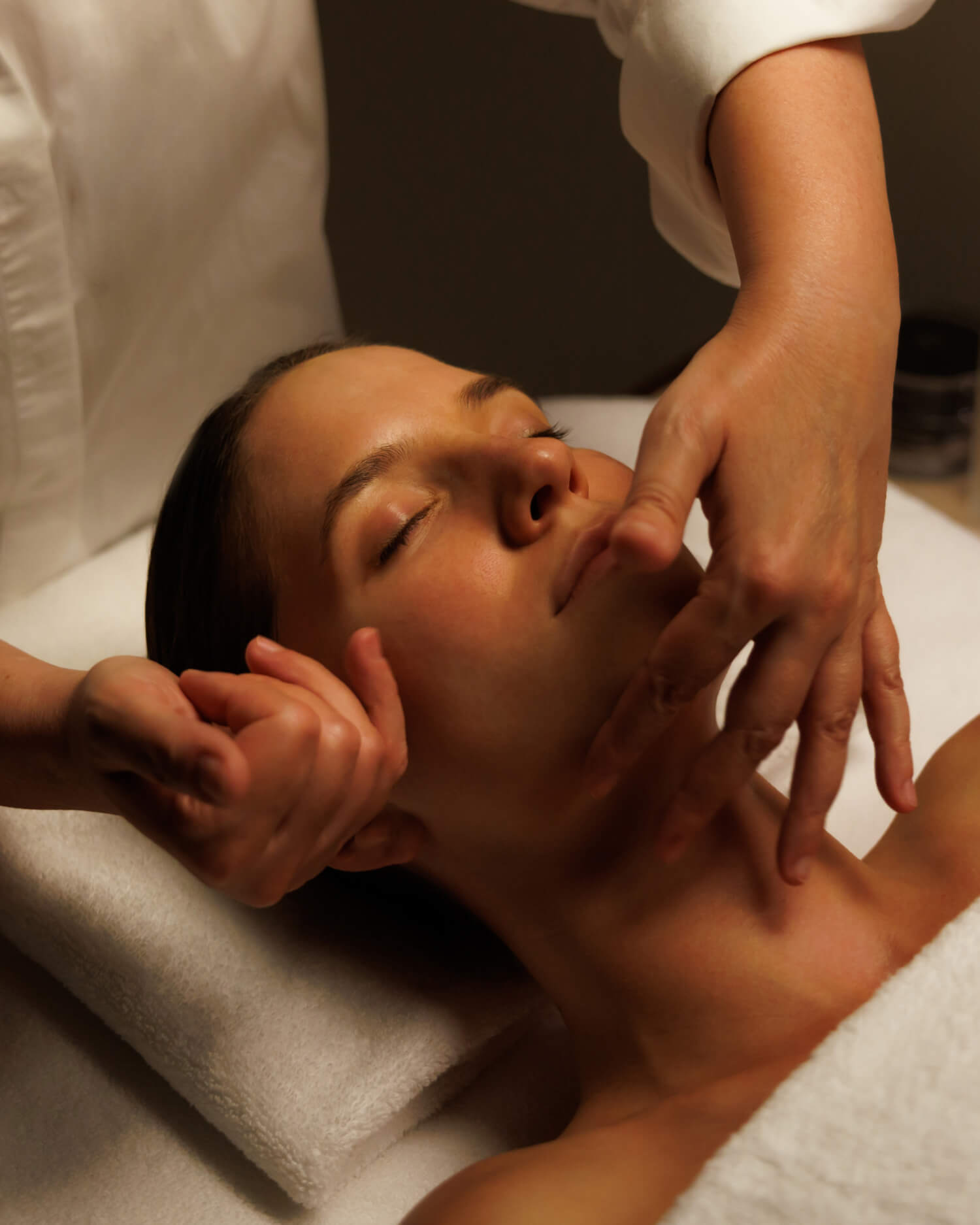 A woman getting a Our Gold Hydralifting Mask harnesses the power of colloidal gold, a potent anti-inflammatory that restores and repairs the skin’s barrier for a firmer and more youthful appearance. Facial at Canyon Ranch Fort Worth Spa