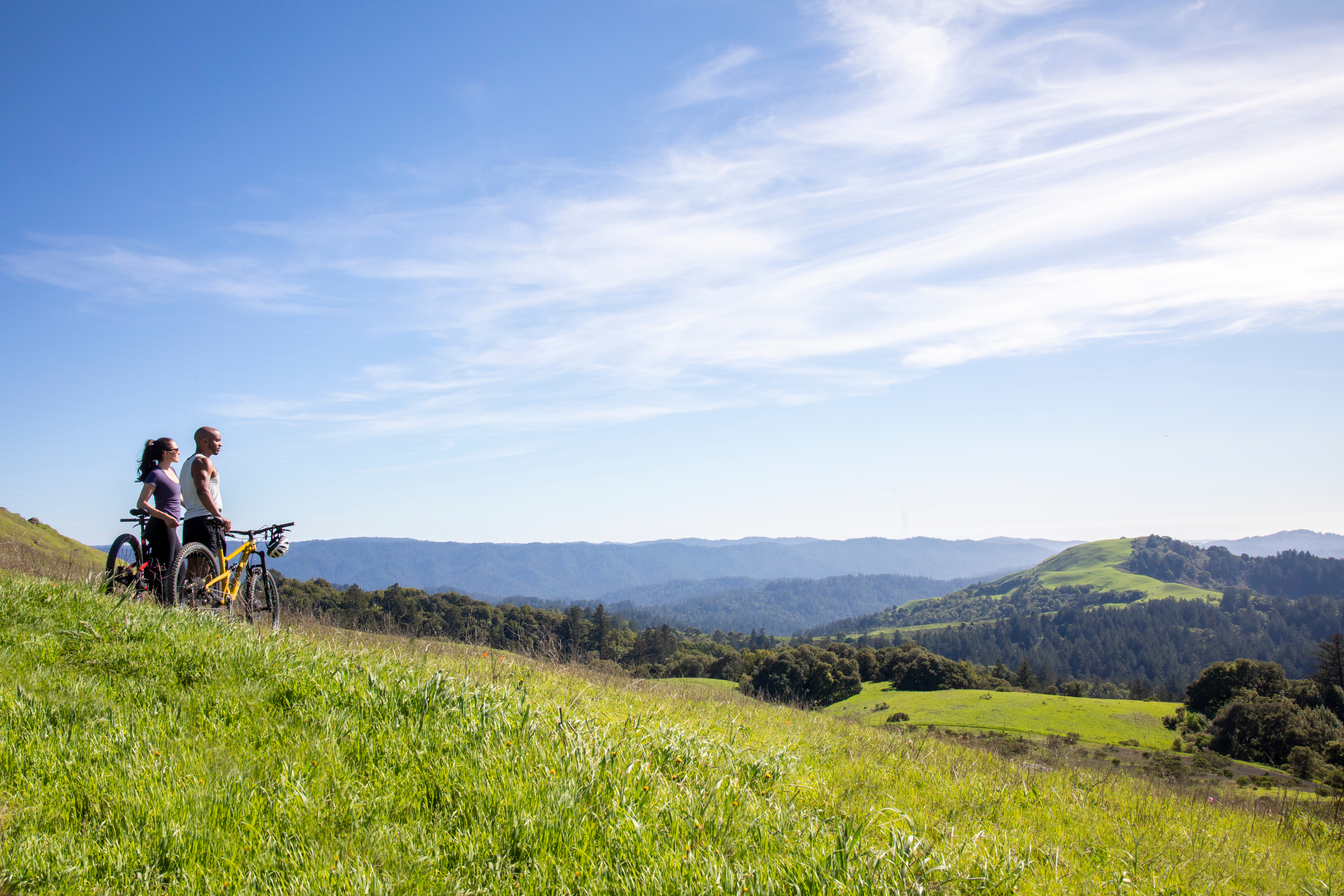 A photo of a Two People with Mountainbikes with a beautiful view