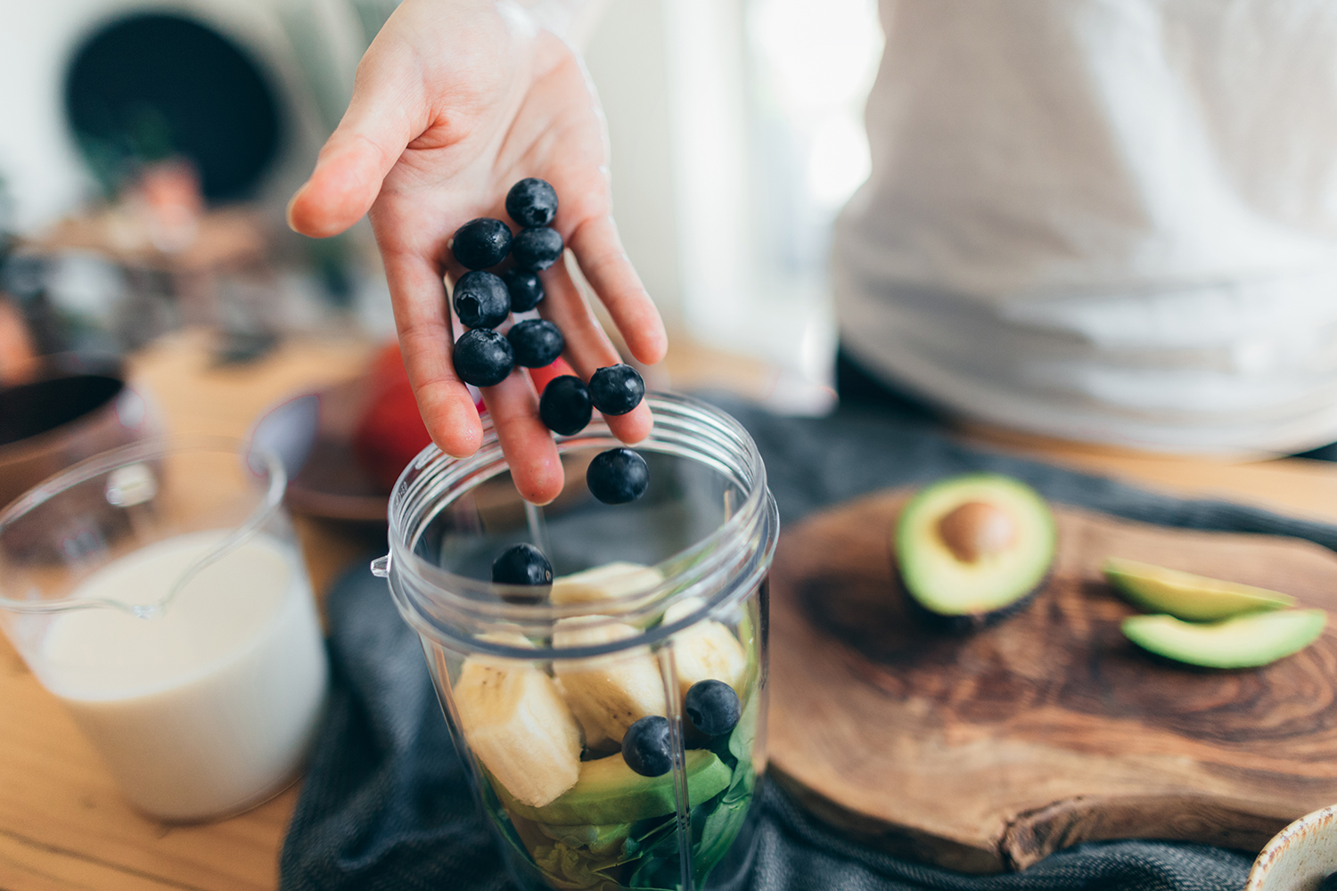 someone making a smoothie