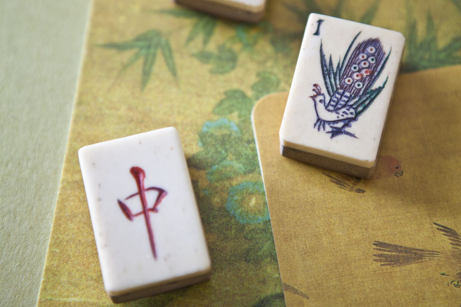 A zoomed in picture of a mahjong play board