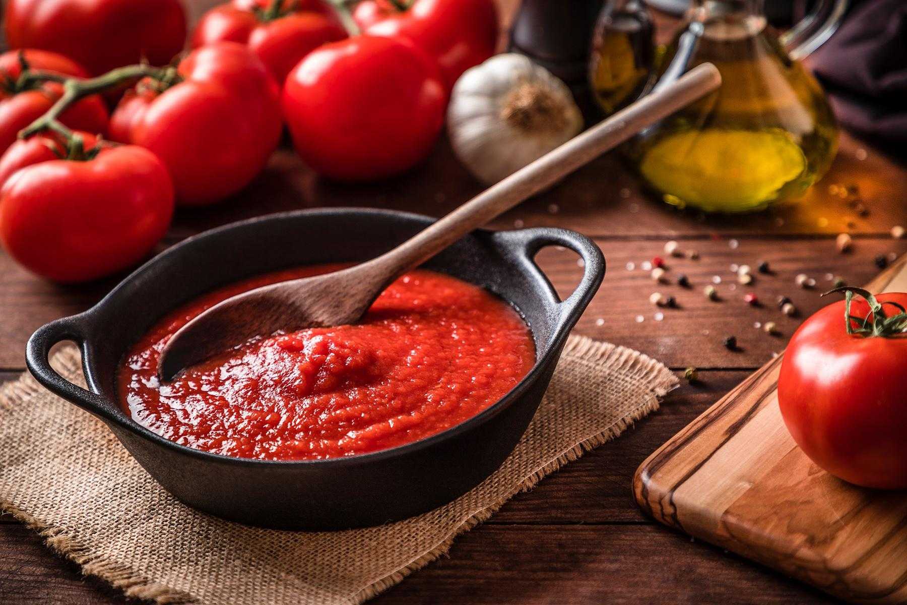 Pomodoro sauce in pan.