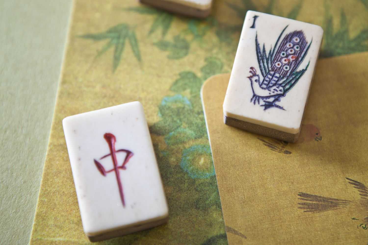 A zoomed in picture of a mahjong play board