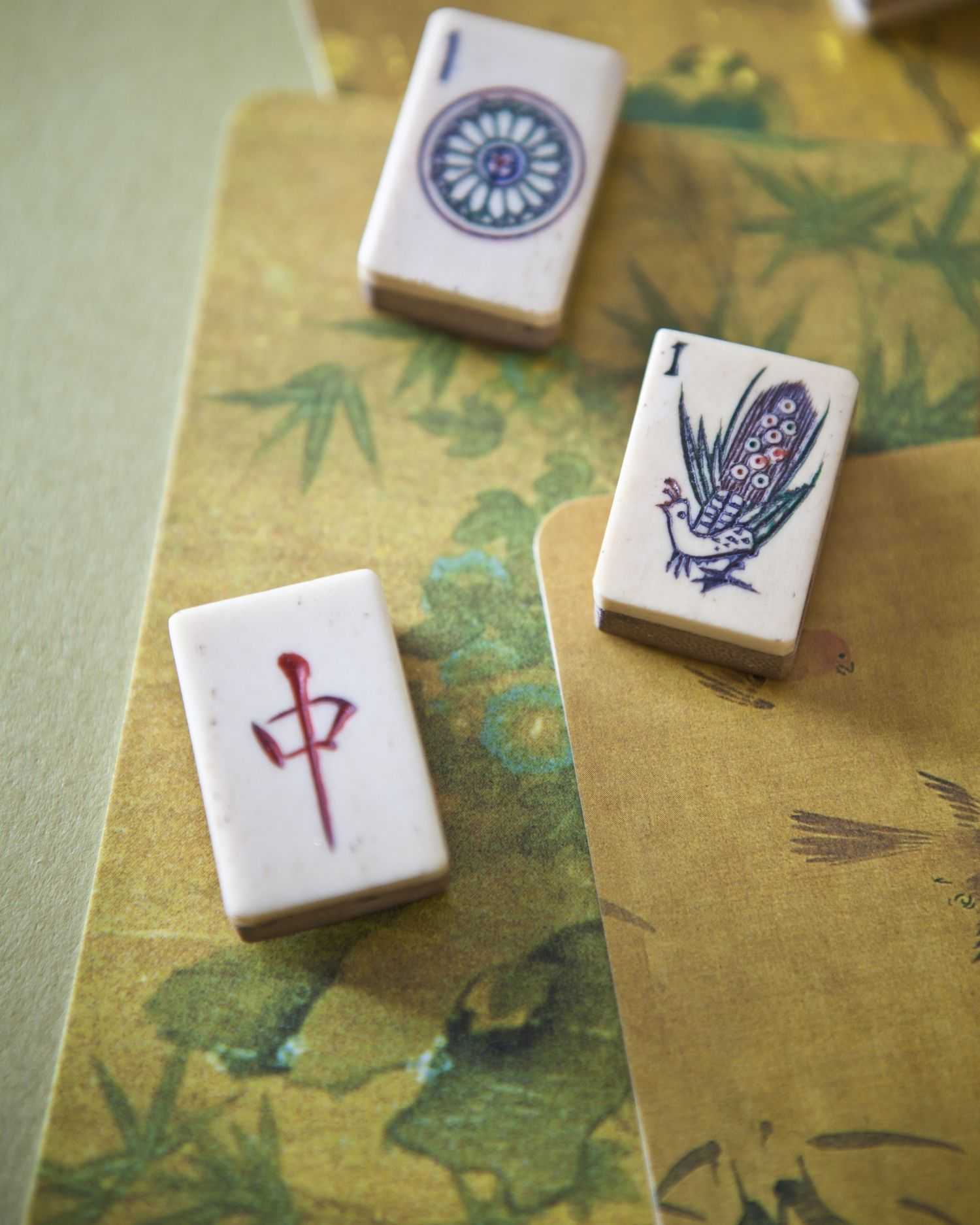 A zoomed in picture of a mahjong play board