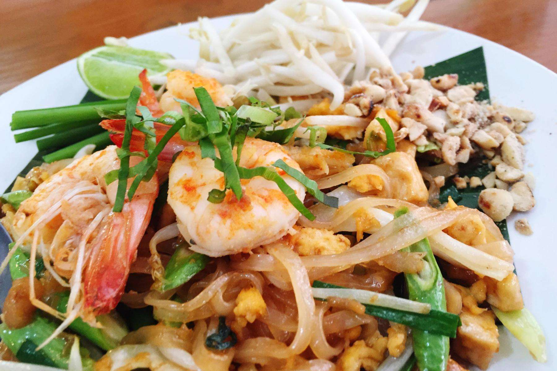 A plate of shrimp pad thai.