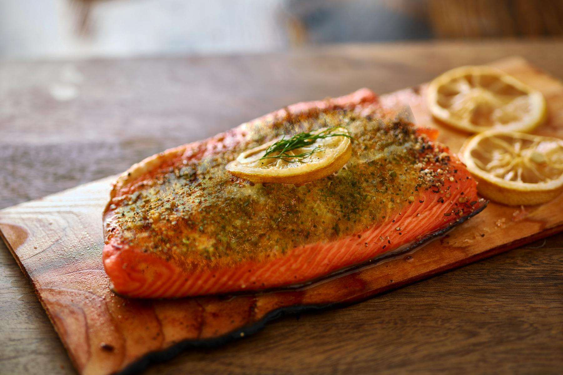 Cooked salmon with lemon