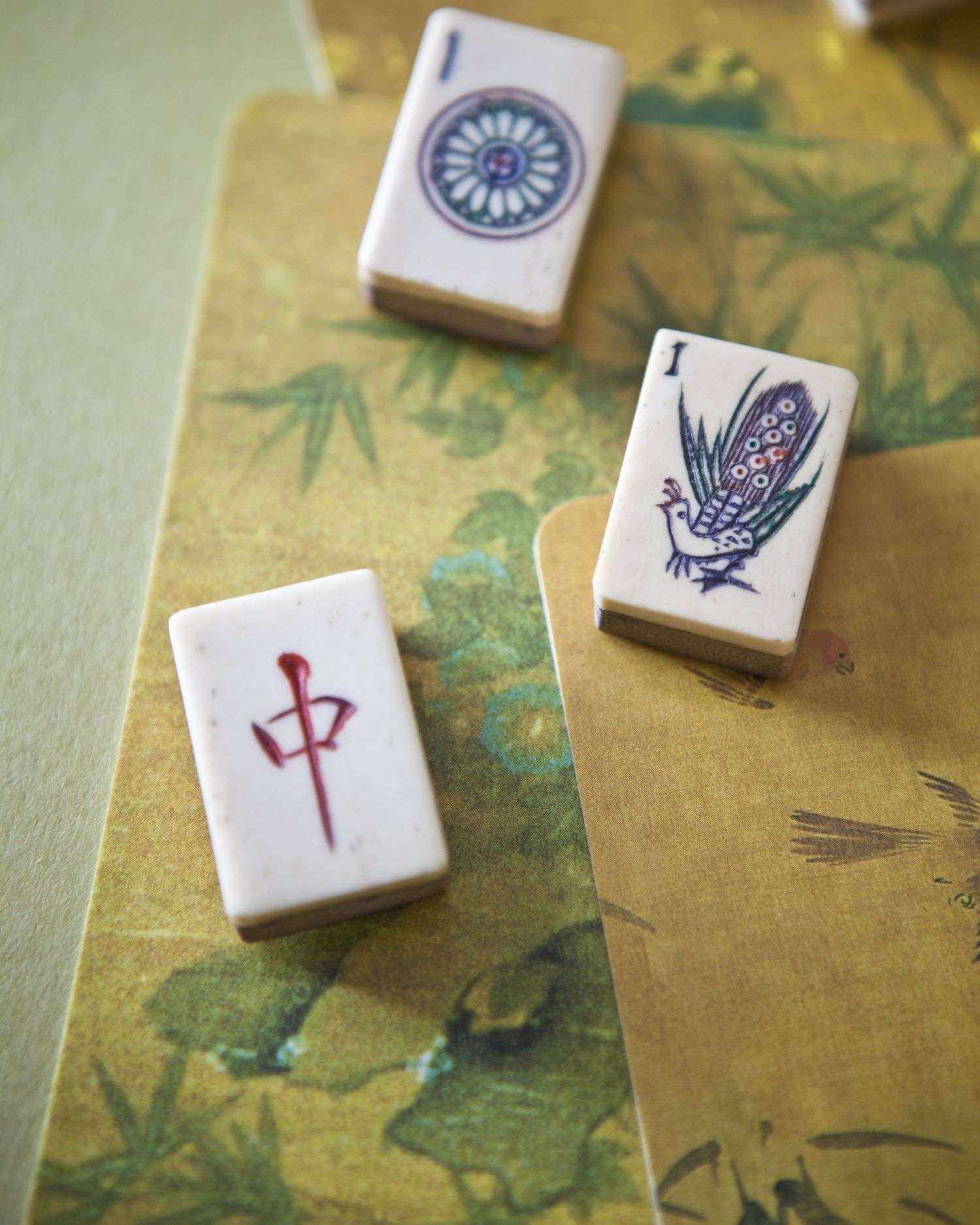A zoomed in picture of a mahjong play board