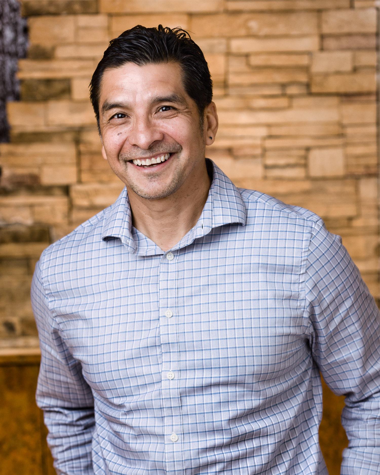 A headshot of Arturo Alvarez.