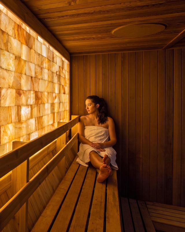 sm_salt-wall-sauna-woman-tucson-canyon-ranch-spa-resort_v