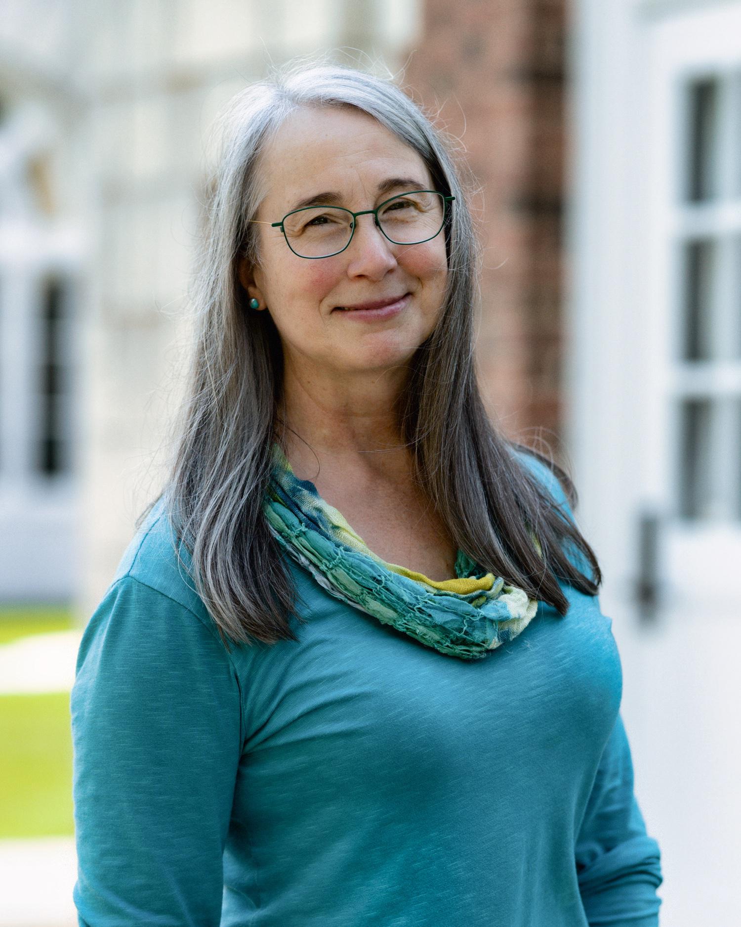 Headshot of Lisa Avnet